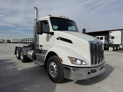 Peterbilt 579 Day Cab Truck - Paccar 455HP, 12 Speed Automatic