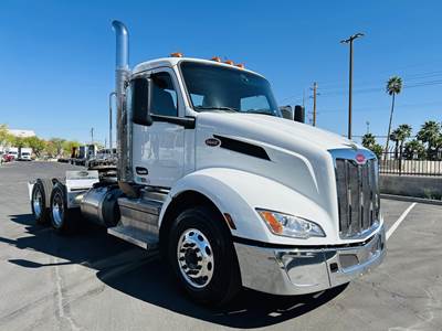 Peterbilt 579 Day Cab Truck - Paccar 455HP, 12 Speed Automatic