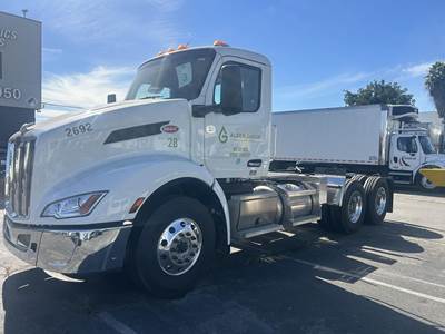 Peterbilt 579 Day Cab Truck - Paccar 425HP, Automatic