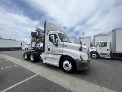 Freightliner Cascadia 113 Box Truck - 450HP, Automatic
