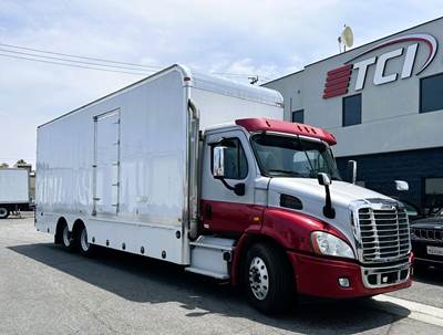 Freightliner Cascadia 113 Box Truck - 475HP, 10 Speed Amt, Liftgate