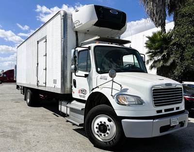 Freightliner M2 106 26 ft Refrigerated Truck - 240HP, 9 Speed Manual, Carrier