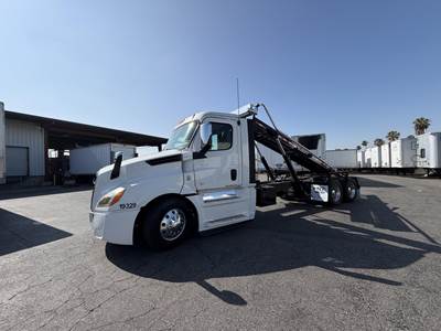 Freightliner Cascadia 126 Roll Off Truck - Detroit