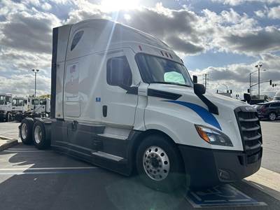 Freightliner Cascadia 126 Sleeper Semi Truck - Detroit 505HP, Automatic