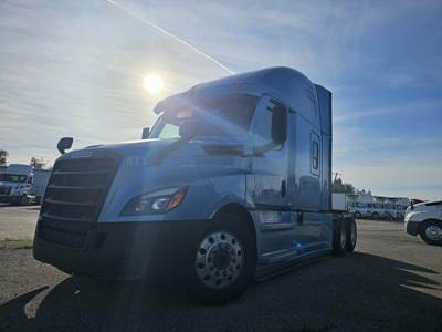 Freightliner Cascadia 126 Sleeper Semi Truck - Detroit 505HP