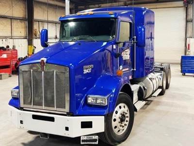 Kenworth T800 Sleeper Semi Truck