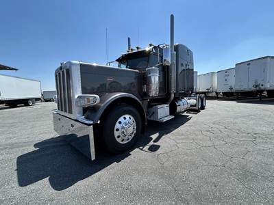Peterbilt 389 Sleeper Semi Truck - Paccar 550HP, 13 Speed Manual