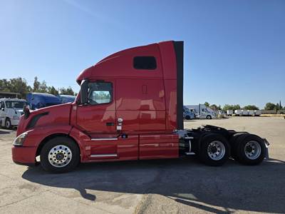 Volvo VNL64T670 Sleeper Semi Truck - Raised Roof Sleeper, Cummins 450HP, 10 Speed Endurant Manual