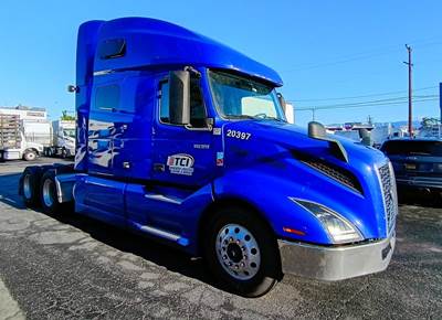 Volvo VNL64T760 Sleeper Semi Truck - D13 435HP, 12 Speed Automatic