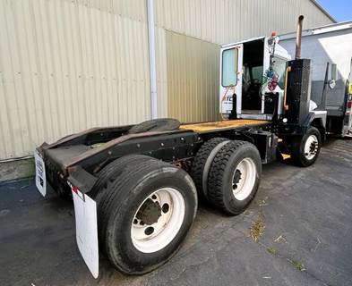 Ottawa T2 Tandem Axle Yard Spotter Truck - Cummins, 200HP, Automatic