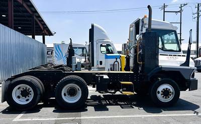 Ottawa T2 Tandem Axle Yard Spotter Truck - Cummins, 200HP, Automatic