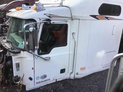 Mack Pinnacle CHU613 Cab Assembly for a Mack CHU613