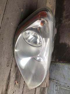 Freightliner Cascadia Right Headlight Assembly for a Freightliner CASCADIA 113BBC