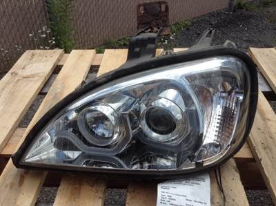 Freightliner Columbia Left Headlight Assembly for a 2005 Freightliner COLUMBIA 120