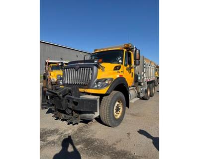 International 7600 Truck