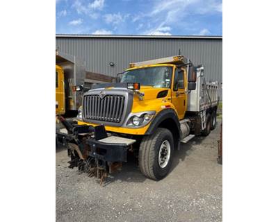 International 7600 Truck
