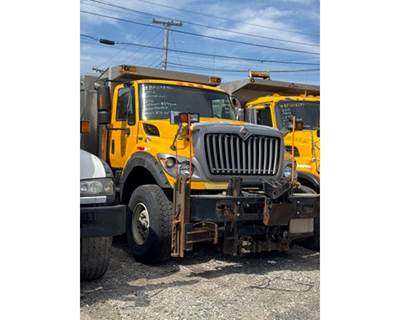 International 7600 Truck