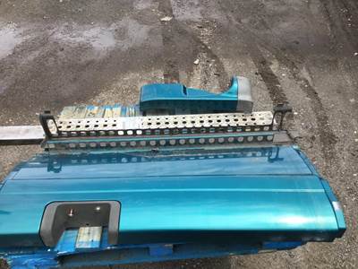 Freightliner Cascadia Right Truck Skirt