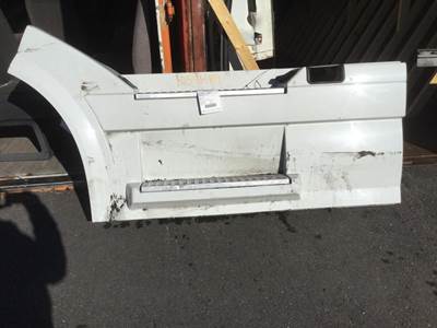 Volvo VNL Left Truck Skirt
