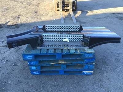 Volvo VNL Right Truck Skirt