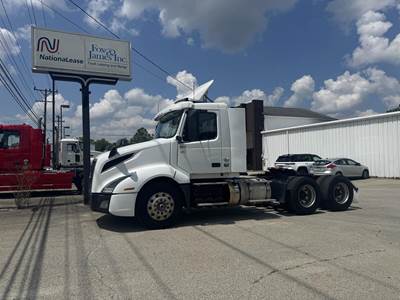 Volvo VNL64T300 Day Cab Truck - D13 425HP, Automatic