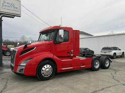Volvo VNL64T300 Day Cab Truck - D13 425HP, Automatic
