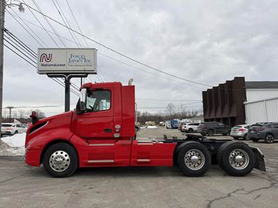 Volvo VNL64T300 Day Cab Truck - D13 425HP, Automatic