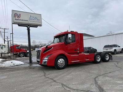 Volvo VNL64T300 Day Cab Truck - D13 425HP, Automatic