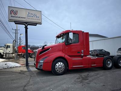 Volvo VNL64T300 Day Cab Truck - D13 425HP, Automatic