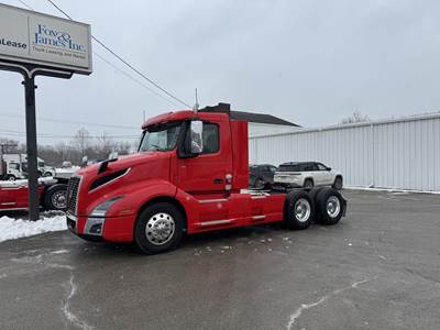Volvo VNL64T300 Day Cab Truck - D13 425HP, Automatic