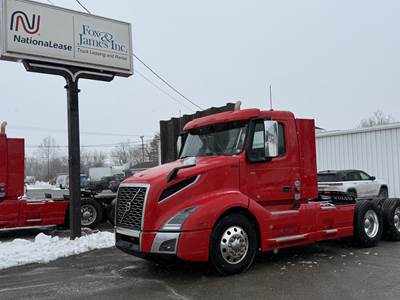 Volvo VNL64T300 Day Cab Truck - D13 425HP, Automatic