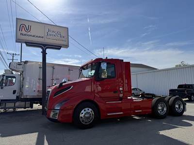 Volvo VNL64T300 Day Cab Truck - D13 425HP, Automatic