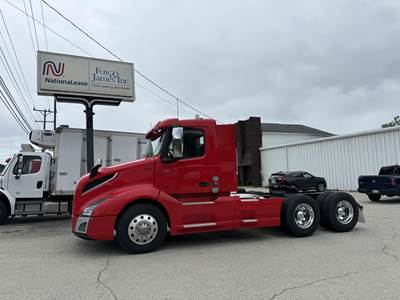 Volvo VNL64T300 Day Cab Truck - D13 425HP, Automatic