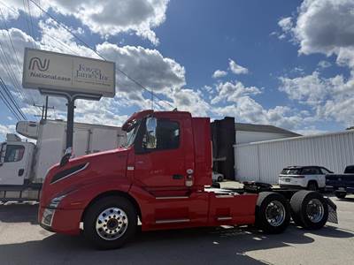 Volvo VNL64T300 Day Cab Truck - D13 425HP, Automatic
