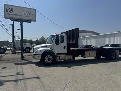 Freightliner M2 106 28 ft Box Truck - 260HP, Automatic, Roll up Door