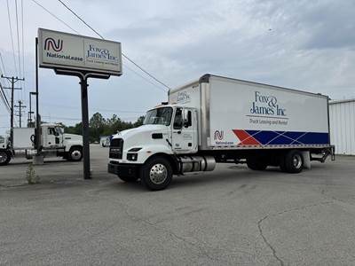 Mack MD6 26 ft Box Truck - Automatic, Roll up Door, Liftgate