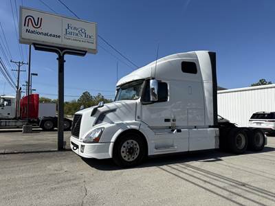 Volvo VNL64T670 Sleeper Semi Truck - Raised Roof Sleeper, D13 455HP, Automatic