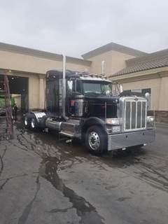2015 Peterbilt 389 Sleeper Semi Truck