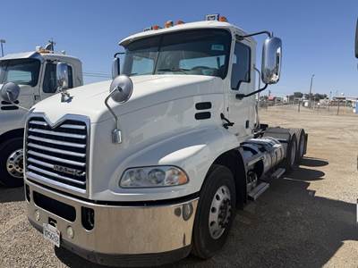Mack Pinnacle CXU613 Day Cab Truck - MP8 445HP, Amt