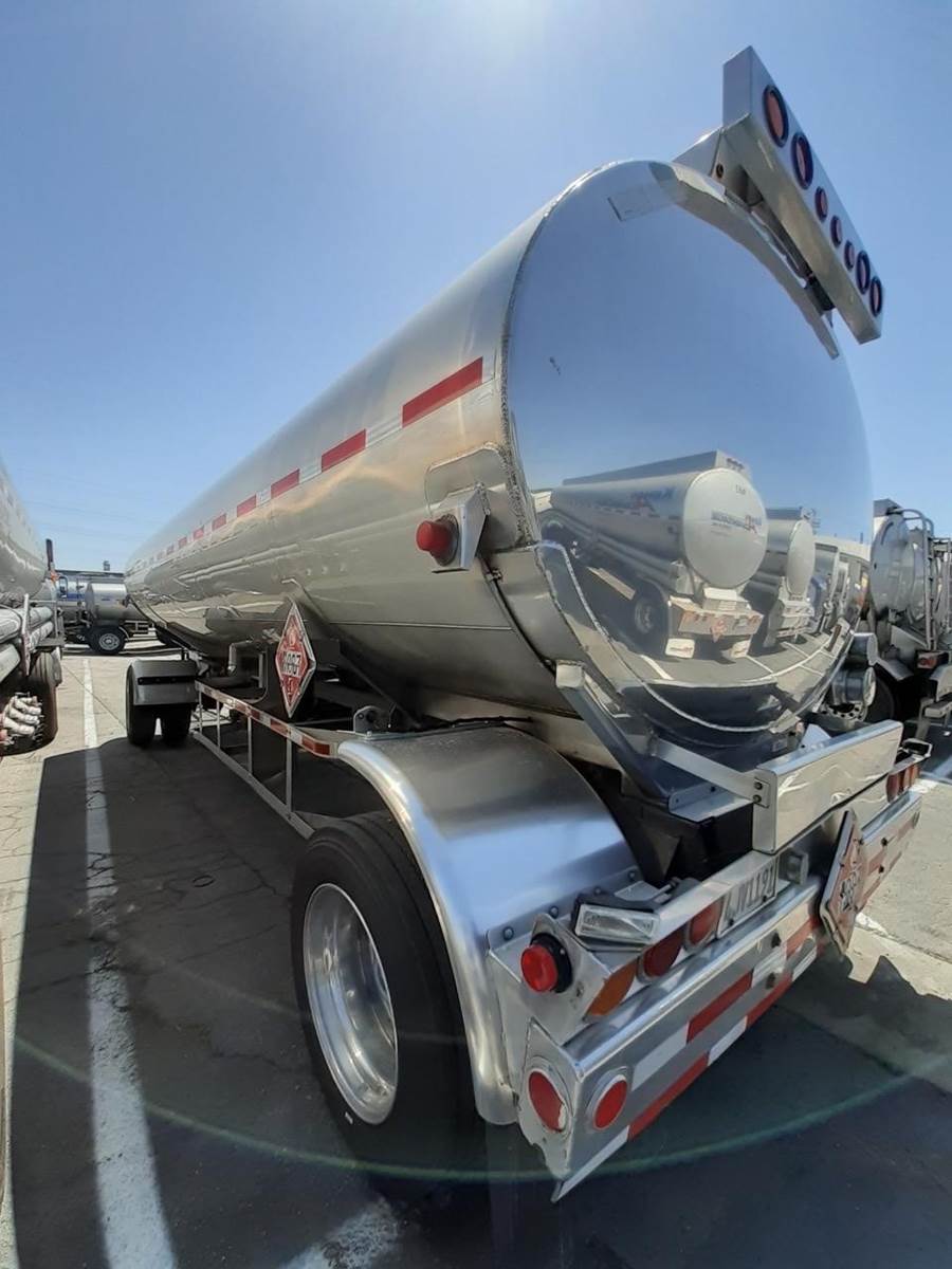 1987 Clough 5335 GALLON ALUMIMUM 2 AXLE PULL TRAILER Fuel Tanker