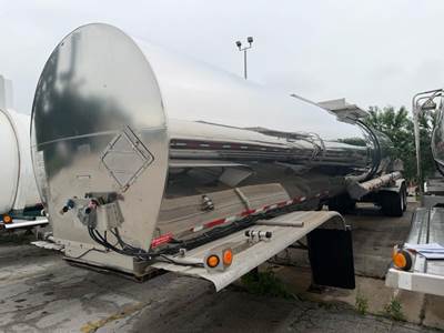 Fruehauf 7000 GALLON - STAINLESS - CENTER DISCHARGE Non Code Tank Trailer