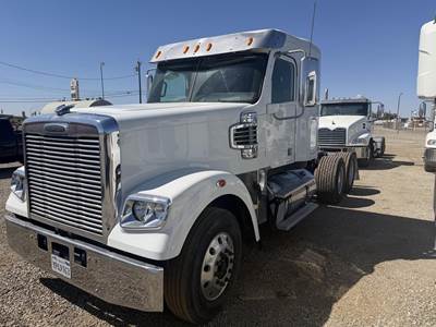 Freightliner Coronado 132 Sleeper Semi Truck - Cummins 485HP