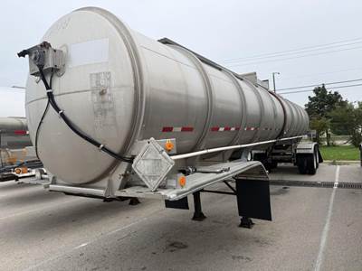 Fruehauf 7500 GALLON - STAINLESS - EXTERNAL RING Waste / Sludge Tank Trailer