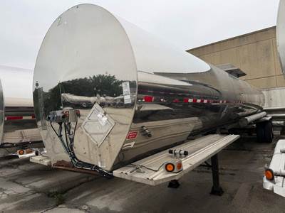 Heil 7000 GALLON - STAINLESS - REAR DISCHARGE Waste / Sludge Tank Trailer