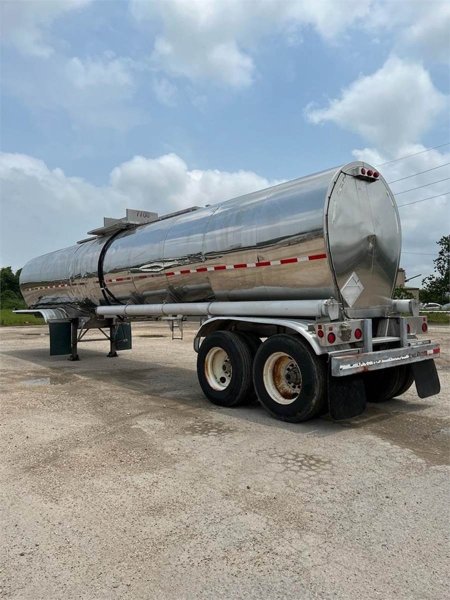1988 Brenner 7700 GALLON STAINLESS CENTER DISCHARGE Water Tank