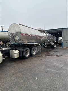 Fruehauf 6700 GALLON - STAINLESS - CENTER DISCHARGE Water Tank Trailer
