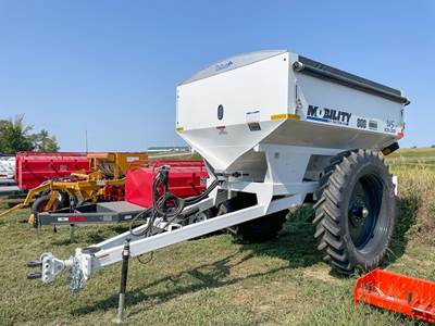 Mobility 800 Dry Fertilizer Applicator