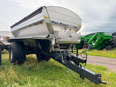 Unverferth PRO-FORCE 2250 Pull-Type Dry Fertilizer Applicator