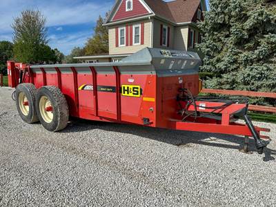 H&S 370 Dry Manure Spreader