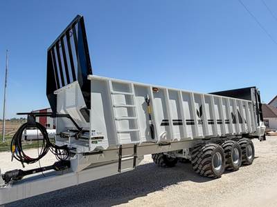 JBS VMWB3048-36 Dry Manure Spreader